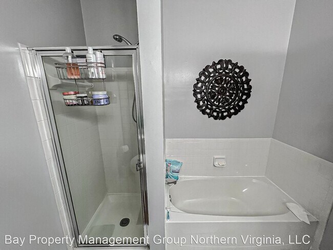 Building Photo - 2 br, 2 bath House - 6559 Grange Ln #402