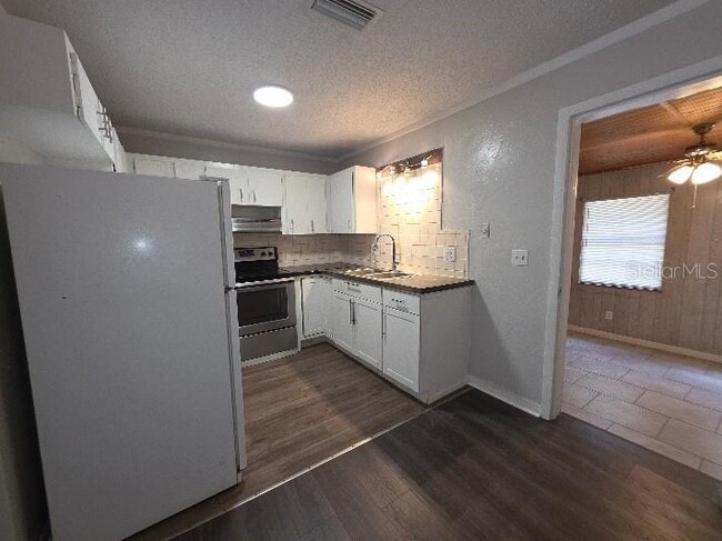 Building Photo - 843 Grove Ave