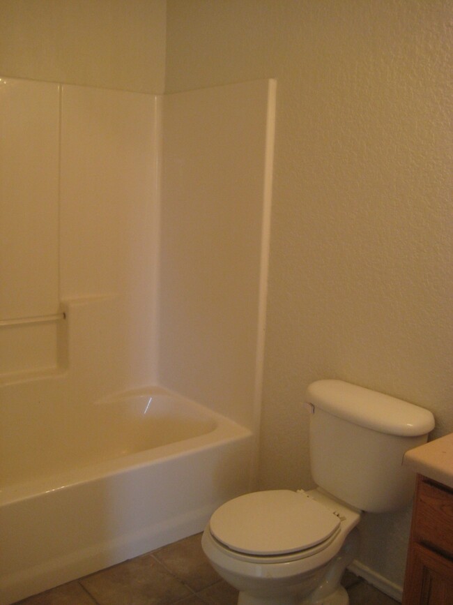 Building Photo - NICE 3 BR HOME W/ COUNTRY KITCHEN*CERAMIC ...