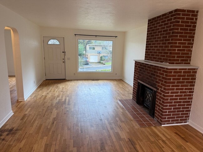 Building Photo - Updated 2 bedroom 1.5 bath duplex in Eugene!