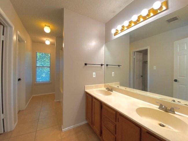 Building Photo - 708 Hidatas Cove