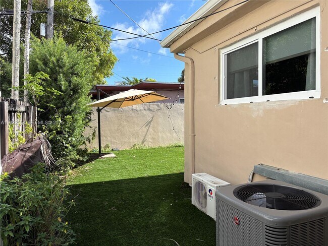 Building Photo - 527 SW 9th Ave