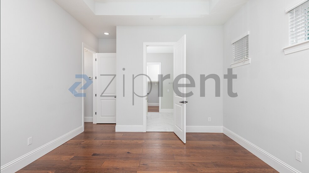 Building Photo - Unit