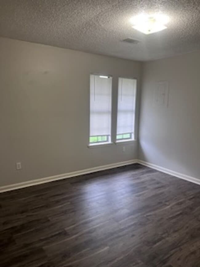 Building Photo - 2 Bedroom Duplex/Nov Move In Special $800 ...