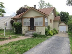 Building Photo - Nice 2 bed 1 bath house $1195