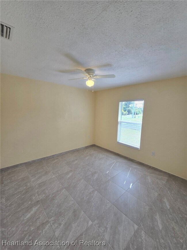 Building Photo - 613 Memorial Dr