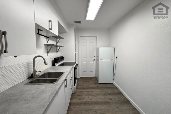 Building Photo - 1320 N 48th Pl