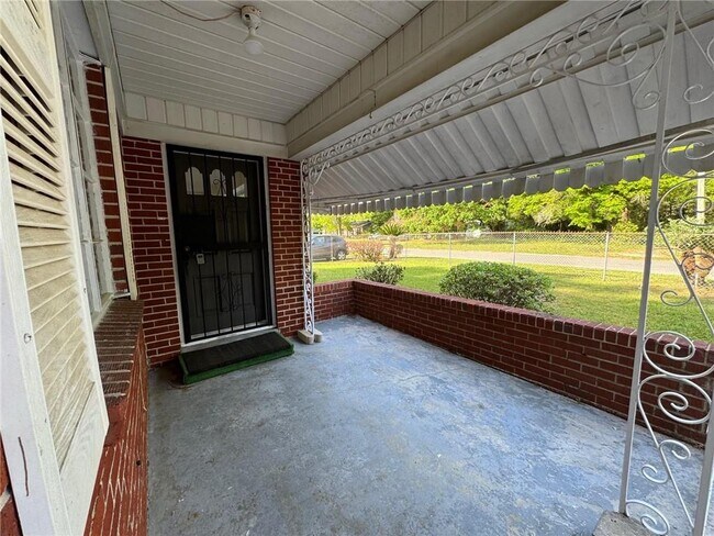 Building Photo - 713 Iris Ave