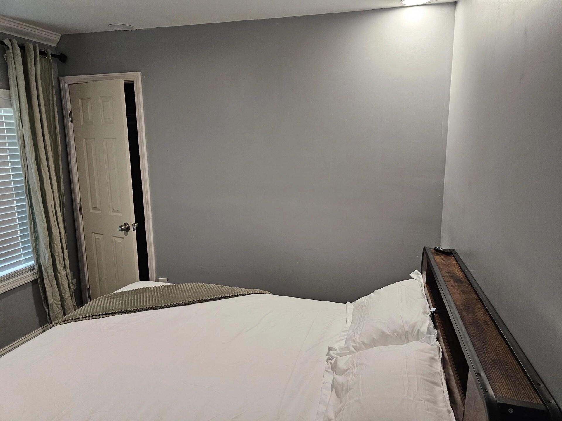 Building Photo - Room in House on Baker Terrace NW