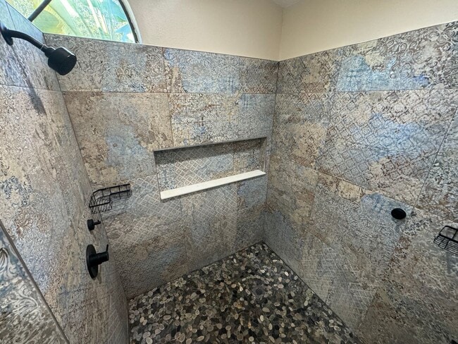 Building Photo - Your Dream Home Awaits! MASSIVE Backyard! ...