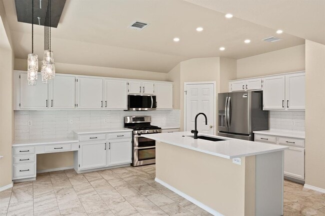 Building Photo - 2104 Lobelia Dr