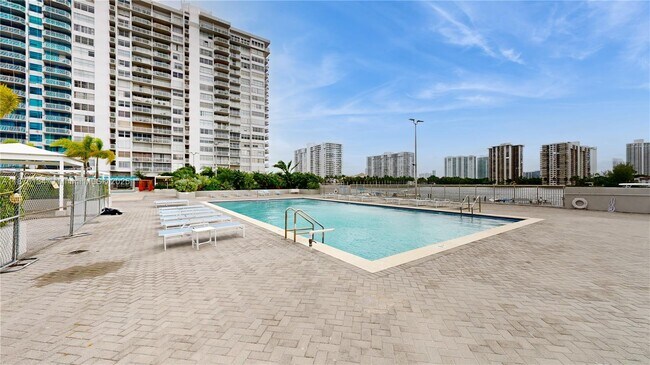 Building Photo - 18011 Biscayne Blvd