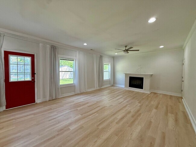 Building Photo - Newer-build Norfolk Home on Corner Lot