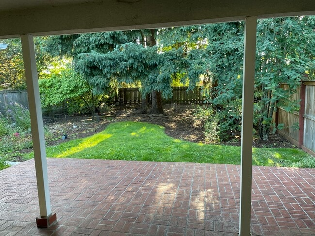 Building Photo - Beautifully updated 2 bedroom 2 bath house!