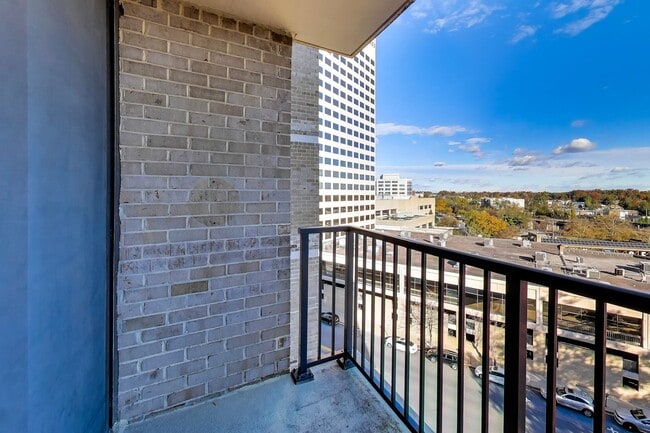 Building Photo - Sunny Studio in Downtown Rockville - ALL U...
