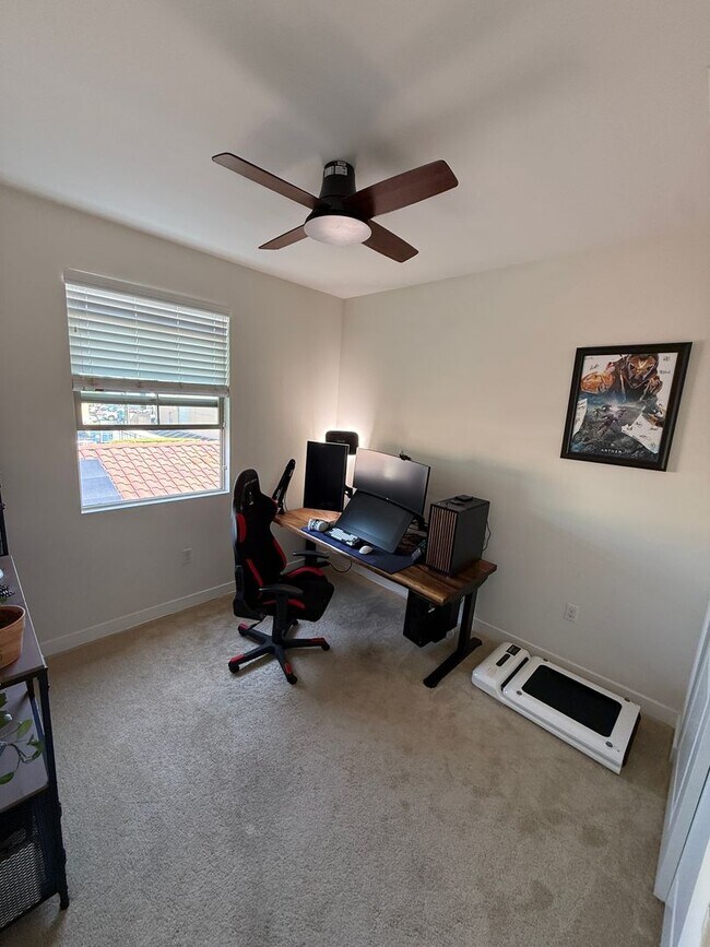 Building Photo - 3 Bedroom 2 Bath Unit