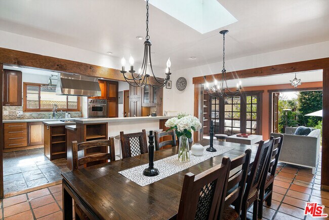 Building Photo - 543 N Las Palmas Ave