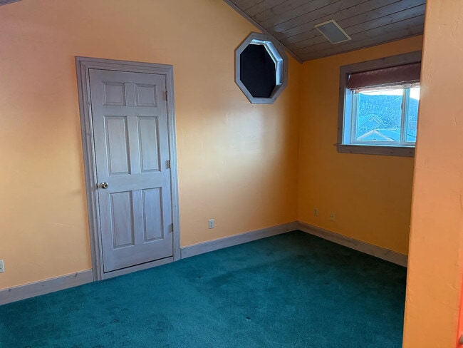Building Photo - 144 Spruce St