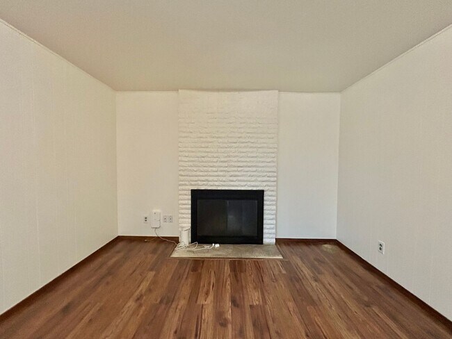 Building Photo - Timeless 5 Bed, 2.5 Bath Home - SW Beaverton