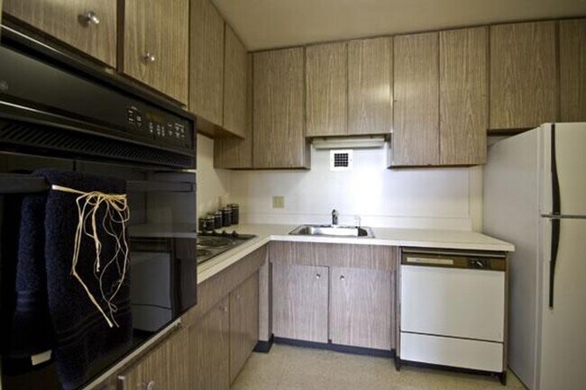 Building Photo - Great Location 1Br/1Bth. Heat & Hot Water ...
