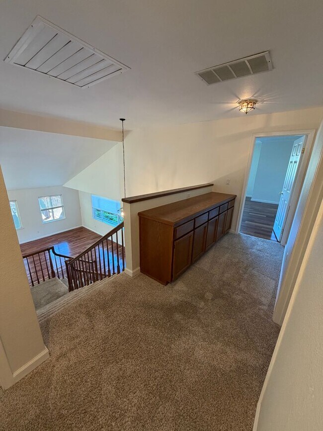 Building Photo - 5 Bed 3 Bath Home In Danville (Anderson Ranch)