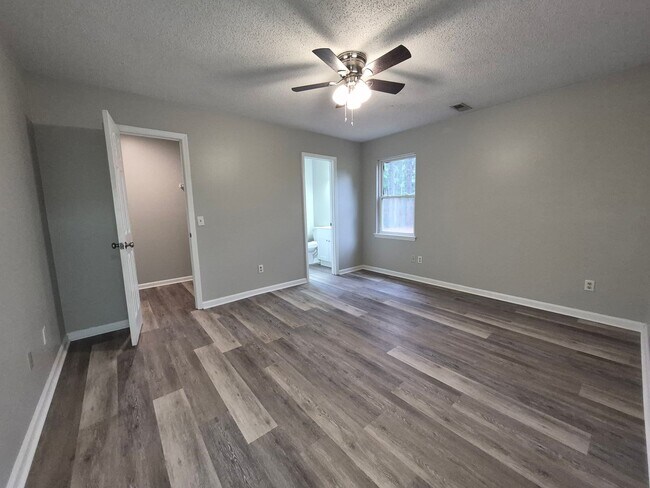 Building Photo - NEW LISTING!