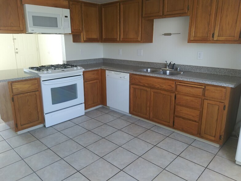 Kitchen - 437 S Sunset St