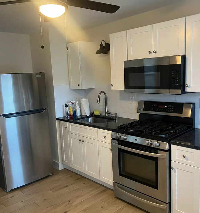 Building Photo - Freshly painted apartment ready for move-in.