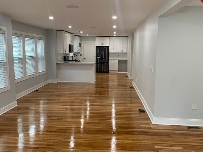 Building Photo - 115 Shore Dr