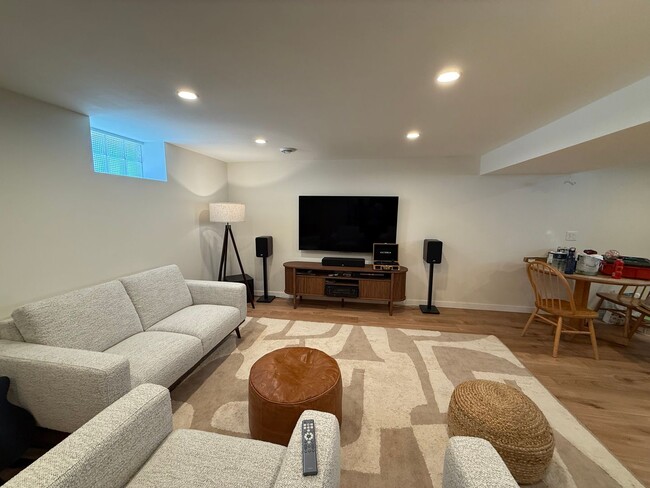Building Photo - Beautifully Updated 4 Bed 2 Bath St.Paul S...