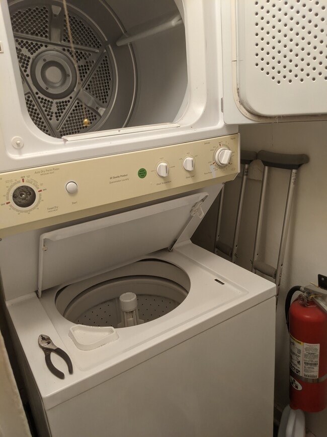 Building Photo - 2303 Pierce St NE