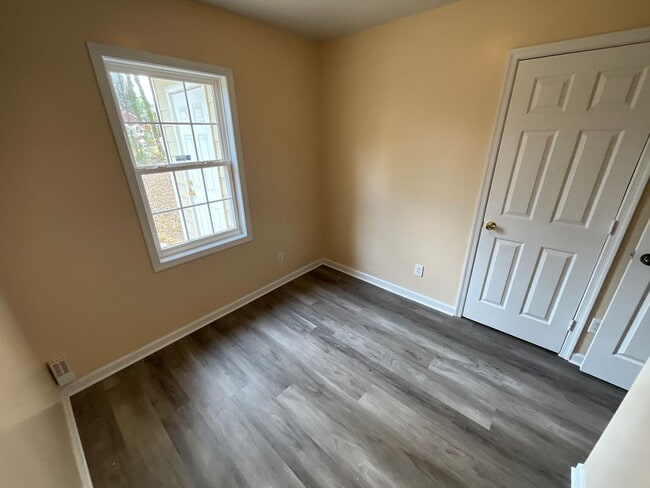 Building Photo - 3 Bedroom Home in Greensboro-Available Now to View! Updated Home