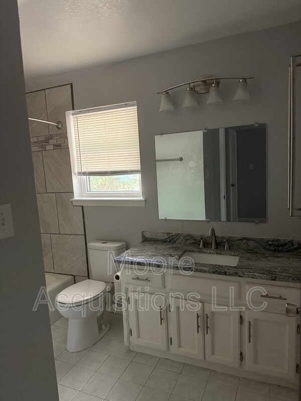 Building Photo - 3601 Oakwood Dr