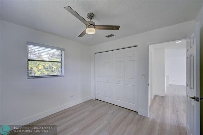 Building Photo - 5521 SW 39th St