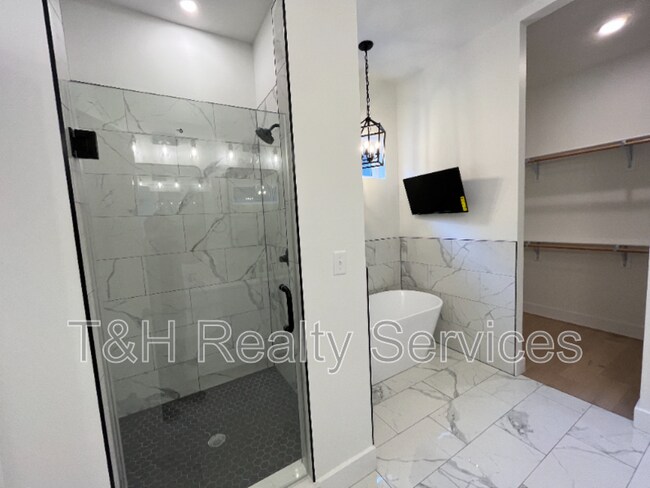 Building Photo - 930 Woodlawn Ave