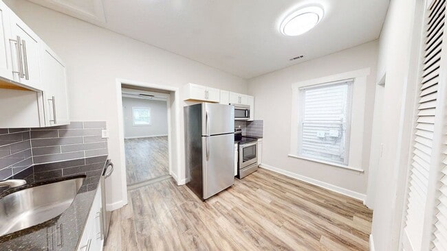 Building Photo - 2 BEDROOMS, 2 FULL BATHROOMS + 1 FREE Off-Street parking spot SPACIOUS single family house availa...