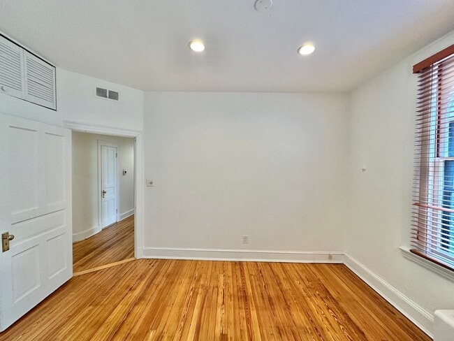 Building Photo - Historic Georgetown Sunny 2 Bedroom 1.5 Ba...