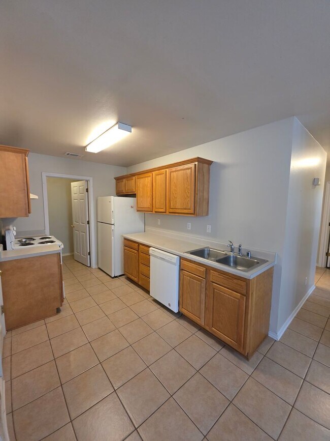 Building Photo - 106 Willow Creek Dr