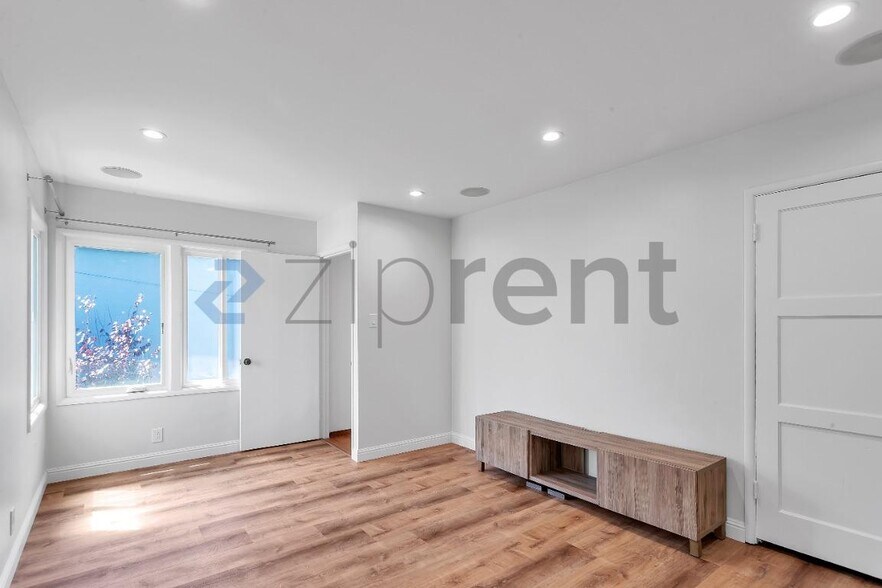 Building Photo - Unit