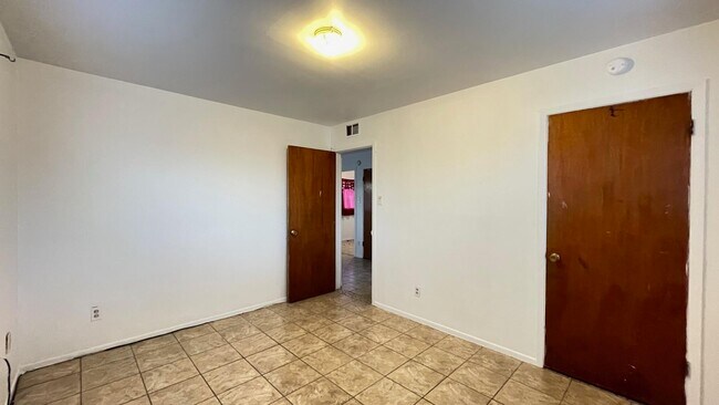 Building Photo - 9224 Montgomery Dr