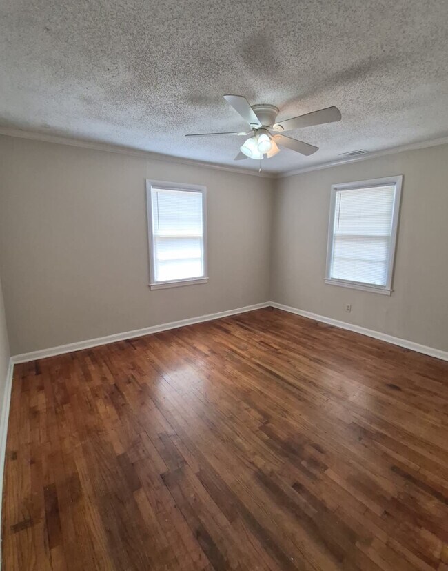 Building Photo - 206 W 60th St