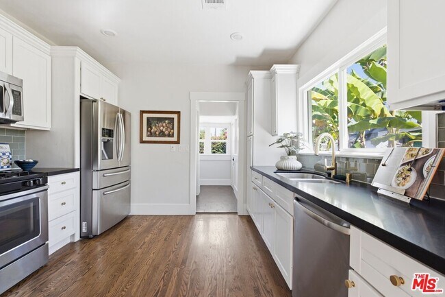 Building Photo - 2640 S Hobart Blvd