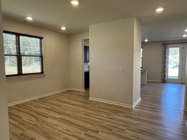 Building Photo - Spacious 5 Bed home in East Charlotte