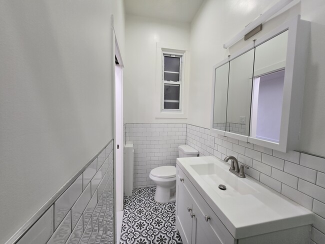 bathroom - 308 Menahan St