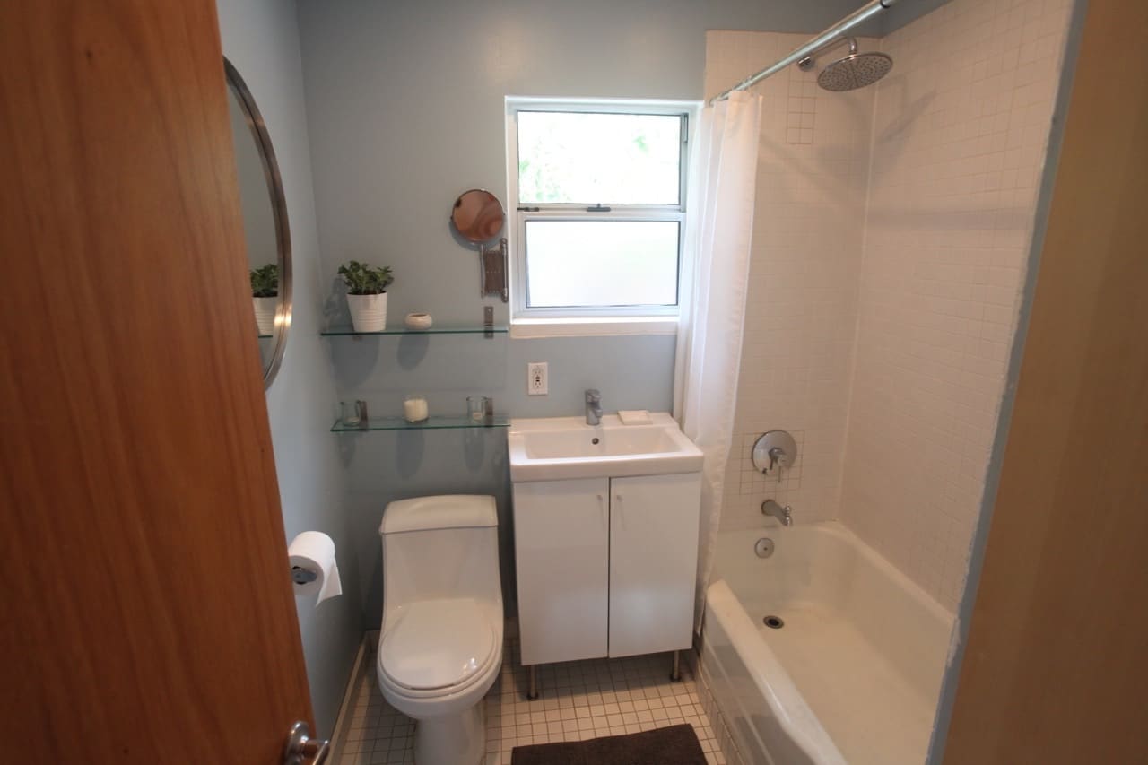 Building Photo - 2112 Lake Shore Ave