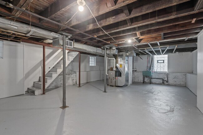 Building Photo - Newly Renovated 3 Bed, 1 Bath Home - Conveniently Located, Central AC & Heat - Available NOW in B...