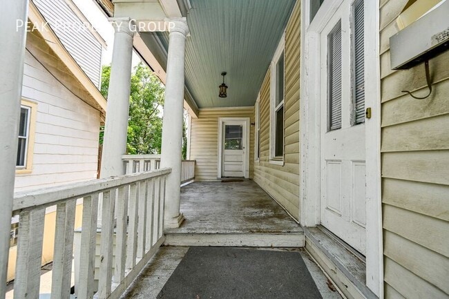 Building Photo - 411 Ada St