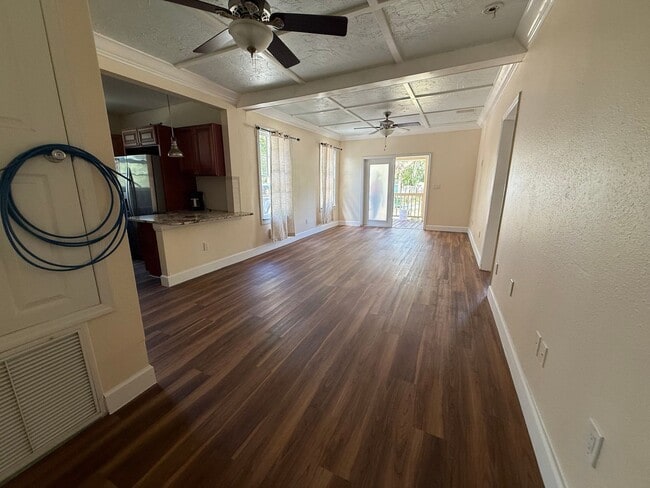 Building Photo - 3/2 Cottage Available! No deposit if qualified!