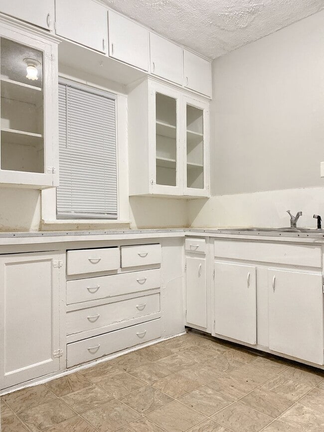 Building Photo - 3 bedroom 1 bath house!