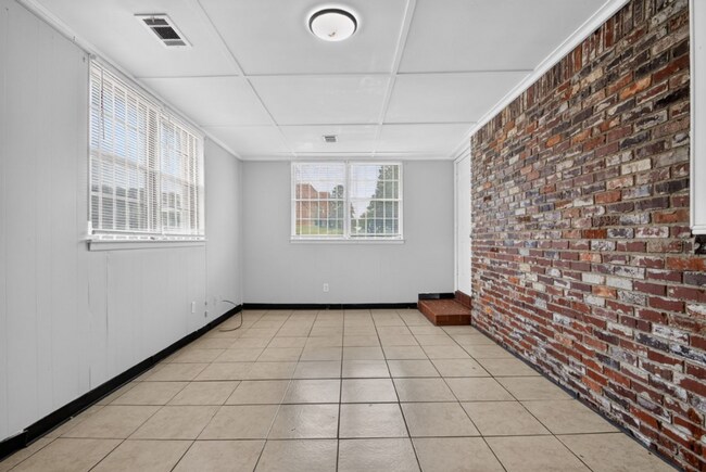 Building Photo - Midtown Living with Modern Conveniences – Prime Little Rock Location!